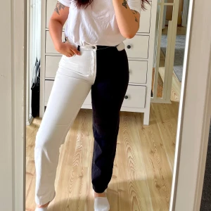 Bershka jeans - Så coola och unika svartvita jeans från Bershka i straight fit. Ena benet är helsvart och det andra helvitt! Straight modell som är normal i storleken!🌸 Använda en gång!🌼