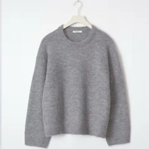 Grå stickad tröja - En så fin grå stickad tröja från Gina Tricot i storlek S🥰inte använd så mycket och har ett fint skick❤️