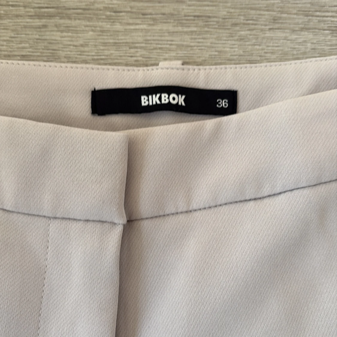 Beiga kostymbyxor från BikBok, strl 36 - 1