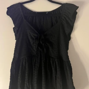 Svart top  - Fin svart kortärmad tröja med snörning