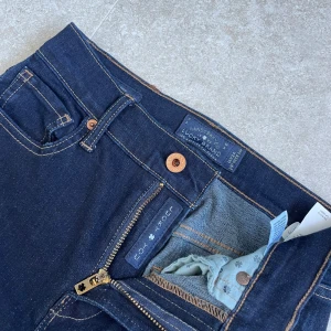 Lucky Brand jeans  - Mörkblå jeans från Lucky Brand, modell Olivia Skinny. Skulle klassa dem som midwaist, se sista bilden 😍((obs, jeansen är något små för mig))