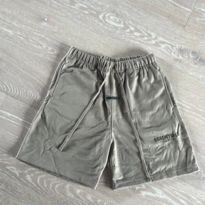 Essentials shorts - Jag säljer dessa Essentials shorts i färgen ”khaki”. Dessa shorts är i topp skick och är väldigt unika shorts, dem har långa snören som ger en känsla av stil. Dessa shorts sälj också för ett väldigt bra pris. Om du skulle vela diskutera pris eller snacks om konstigheter så är det bara att skriva till mig privat!😄