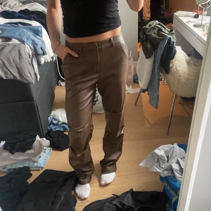 Skinnbyxor  - Bruna Skinnbyxor från nakd, endast testade med prislapp kvar 