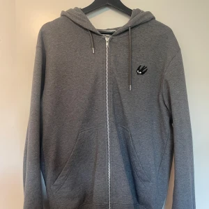 Alexander McQueen Hoodie - Storlek M, Sparsamt använd