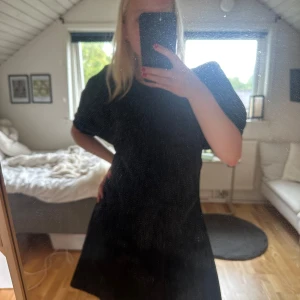 Svart kort klänning med puffärm - Jättesöt svart klänning med ballongärm från Missguided. Storlek 40, men passar även mig som har S/M 💕