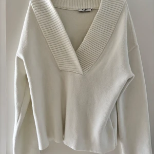 Sweater från Nakd🤍 - Fin vit stickad tröja från nakd. Nästintill oanvänd. Storlek S🤍