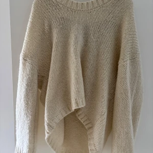 Beige stickad tröja med knyt - Stickad tröja i storlek S, nyskick!🌼Perfekt till sommarkvällar. 