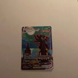 Umbreon VMAX dynamax single strike Pokémon kort - !kan inte frakta kortet bor utanför Örebro!Äkta Pokémon kort priset på det är 500-10000kr och vet inte riktigt värdet på det så sätter det på 1000kr nu priset är inte hugget i stenen kan ge mer info och bilder kortet har nästan aldrig rörts Inann var inte rädda för att höra av dig om det är några frågor