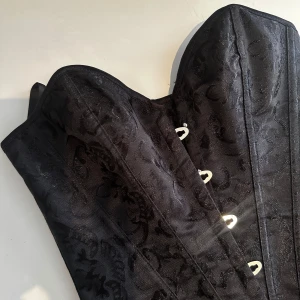 Korsett från TopLady - SUPERsnygg korsett med snörning i ryggen. Endast använd vid ett tillfälle, så den är som helt ny. Inköpt för 379kr på TopLady. 