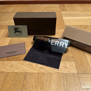 Burberry glasögon - Säljer ett par helt nya svarta burberry glasögon. Perfekta för sommaren. Vid funderingar hör av er!