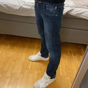 Replay anbass jeans - Tjena säljer dessa as feta mörkblåa replay anbass jeans i modellen slim fit i storlek 32/32. Jeansen är i gott skick och skicket är 9/10 och de har inga defekter. Jag på bilden är 176cm och väger 62kg och de passar perfekt på mig. Tveka inte med att kontakta mig om du har några frågor!