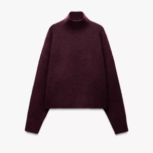 Stickad tröja Zara  - Stickad tröja ifrån Zara som aldrig är använd 💓 Nypris 389kr. Kom privat för fler bilder eller frågor, priset diskuteras vid snabb affär (vill bara bli av med kläderna)