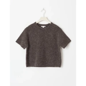 Brun stickad kortärmad tröja - Säljer en mysig brun stickad tröja med korta ärmar. Från Gina och använder nästan oanvänd 💕Storlek 158-164