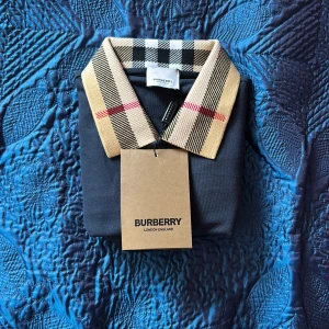burberry piké - marinblå burberry piké  i strlk M. Mycket skön och fin.