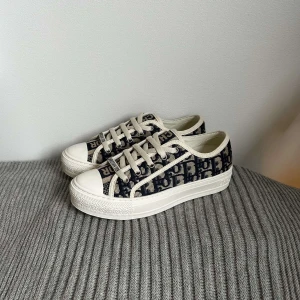 Walk N Dior Skor - Otroligt snygga skor i modellen Walk’N’Dior | Skick 10/10 | Kvitto finns | Ny pris 10 000kr snabb affär 3799kr