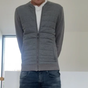 Cardigan jacka - Säljer en sjukt fet cardigan jacka från mango. Den är väl omhändertagen och är därav i ett mycket bra skick utan några defekter. Perfekt nu inför våren och liknar även en moncler cardigan. Storleken är S-M och hör gärna av er vid frågor eller funderingar!!