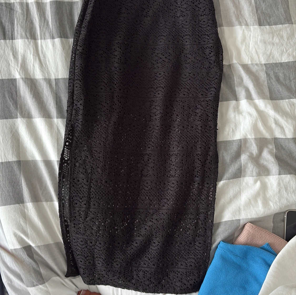 Svart spetsklänning med halterneck - 1