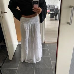 Vit långkjol - Superfin vit långkjol! Säljs pågrund av att den i används. Använd några få gånger men är i bra skick!