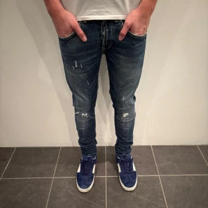 Dondup Jeans George  - Dondup Jeans George! Trendigaste jeansen på marknaden.  Skick= 9,5/10 Ny pris= 4000 kr Säljs för= 950 kr (Modellen är destroyed från fabrik vilket är väldigt populärt)