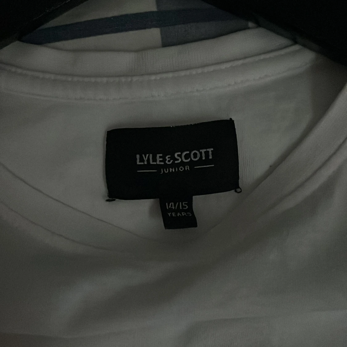 Vit t-shirt från Lyle & Scott Junior OBS köparen står för frakt  - 1