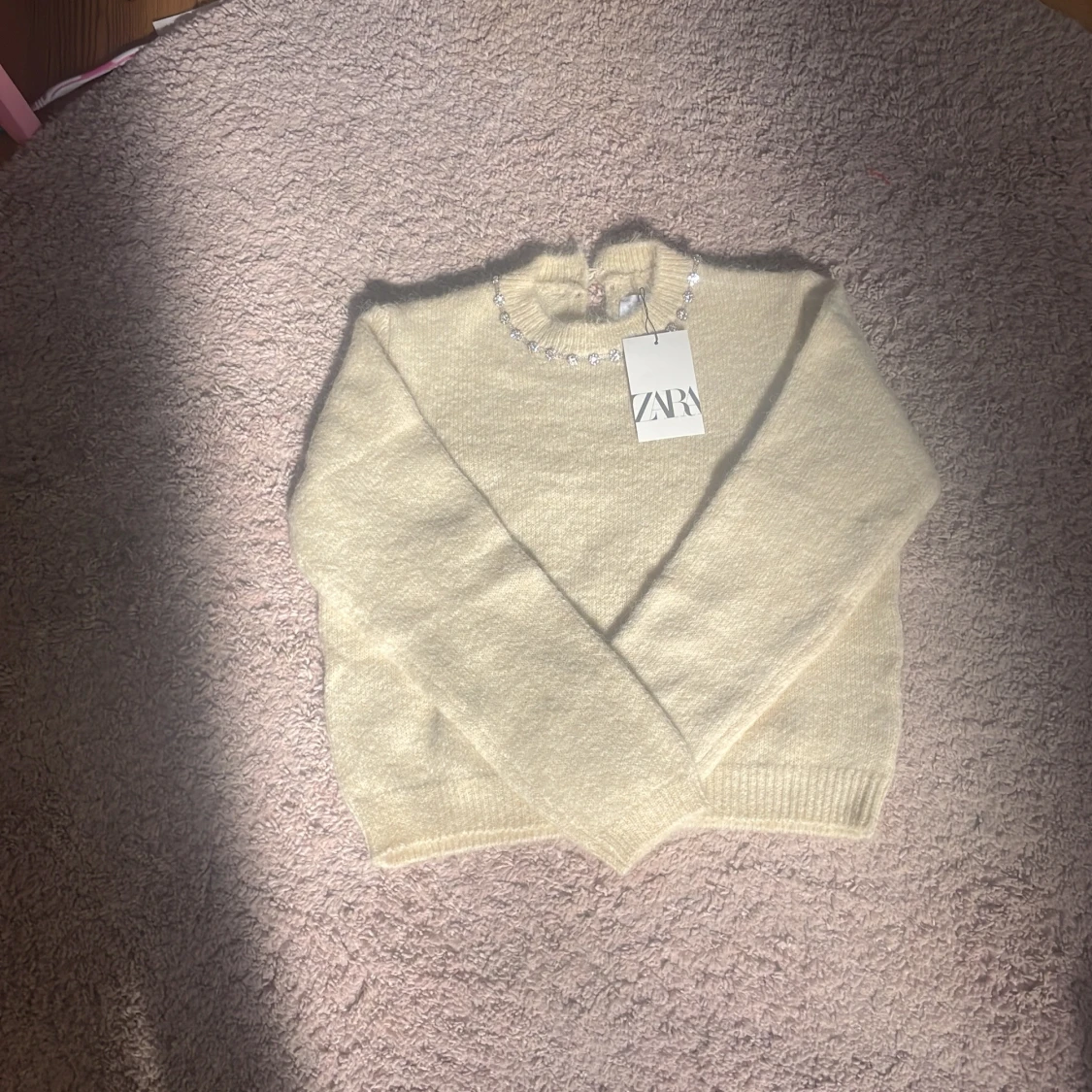 Ljusgul/beige stickad tröja med pärlor Zara