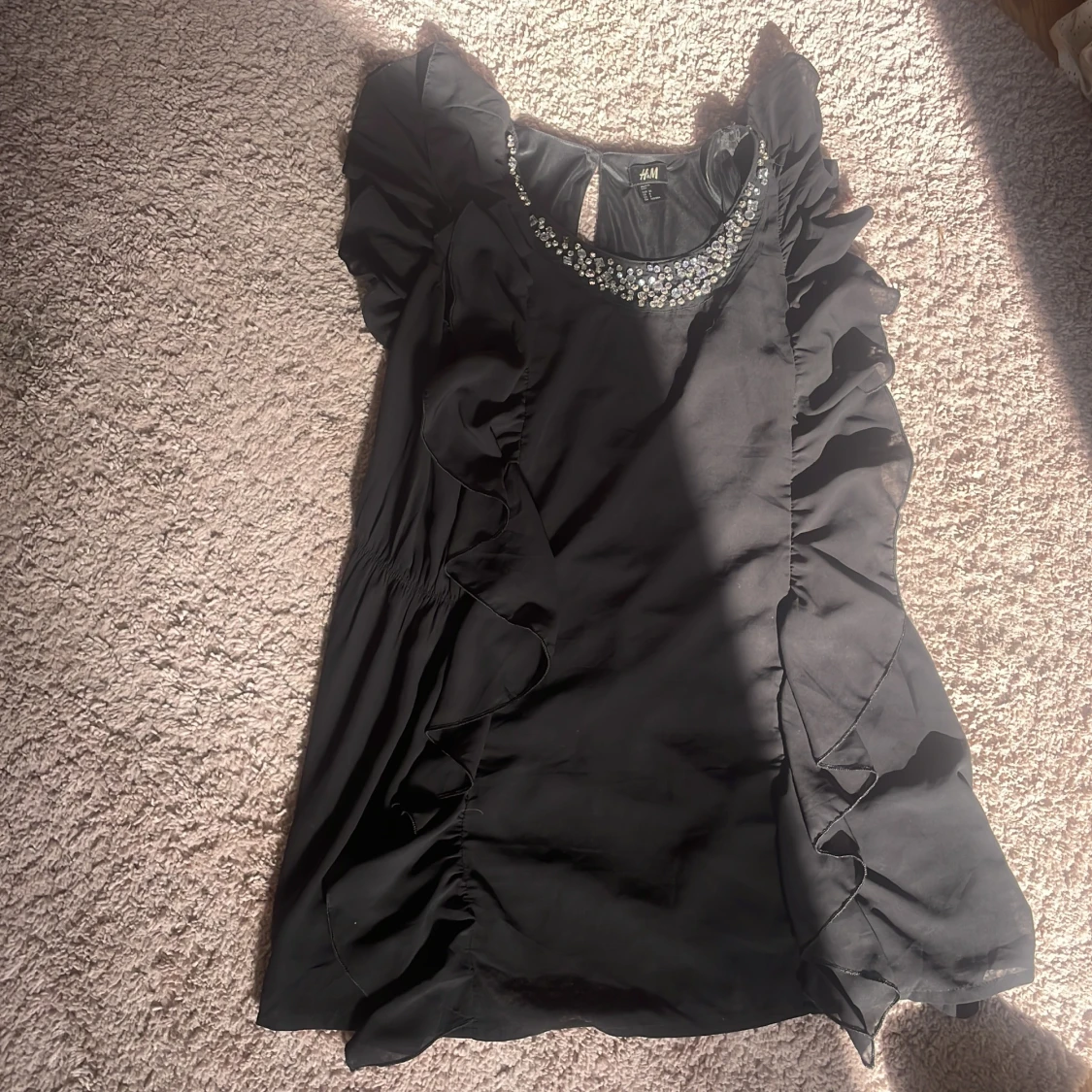 Svart klänning med volanger från H&M