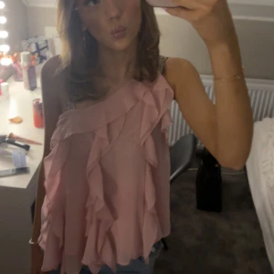 fin topp från zara - säljer min somriga o fina blus från zara då den inte kmr till användning💞