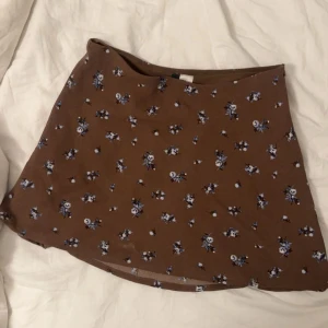 Brun blommig kortkjol - Denna sitter så fint men har tyvärr blivit för liten för mig!