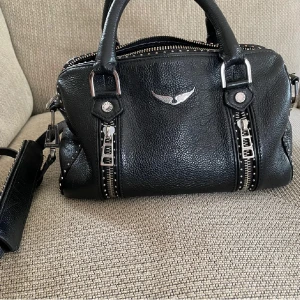 Svart handväska med silverdetaljer - Svart zadig voltaire väska💞