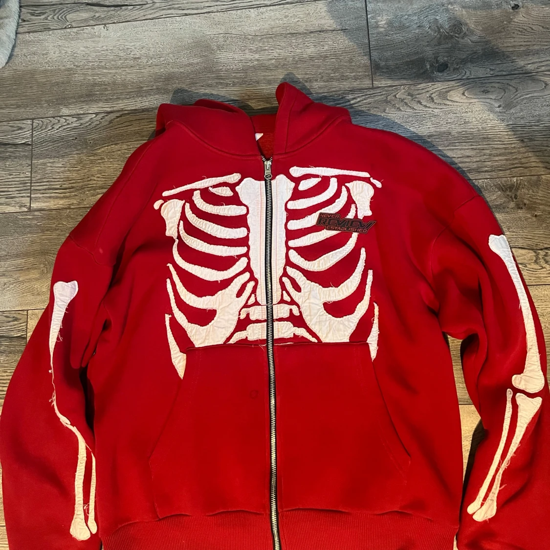 Röd hoodie med skelettmönster