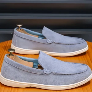 Ljusblå mockaloafers med vit sula - Snygga loafers i ljusgrå mocka med stilren design och vit platt sula. Perfekta för dig som gillar en clean och avslappnad look. Skorna har rund tå och är lätta att matcha med både jeans och chinos.