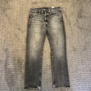 Jack & Jones jeans - Säljer nu ett par riktigt feta Jack & Jones jeans i storlek W29, L30 men de sitter som W30. Färg svart/grå. Jeansen har gått sönder i skrevet men inget som märks vid användning och det är också nåt man kan fixa om man lämnar in dem. Pågrund av detta är priset bara 99kr. Om du har några funderingar så är det bara att fråga på! ❇️