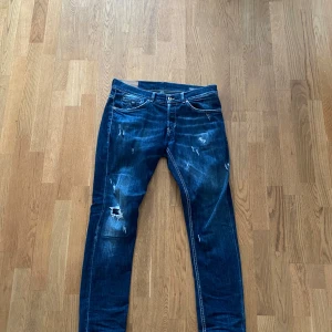 Dondup George jeans blå - Säljer ett par feta Dondup George då dem inte längre kommer till användning. Byxorna är använda men har inga defekter. 