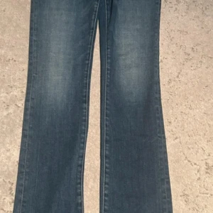 Blåa replay jeans  - Snygga blå jeans från Replay i klassisk bootcut-modell. Jeansen har en lätt tvättad look och är tillverkade i mjukt denimtyg. Perfekta för dig som gillar en tidlös och avslappnad stil. Helt nya.