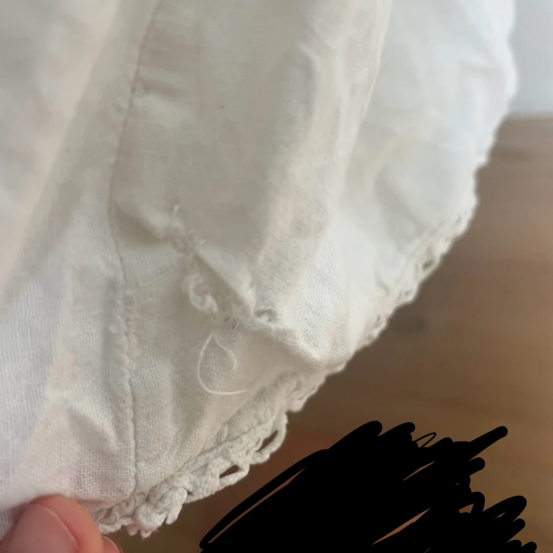 Vit blus med spetsdetaljer - 2