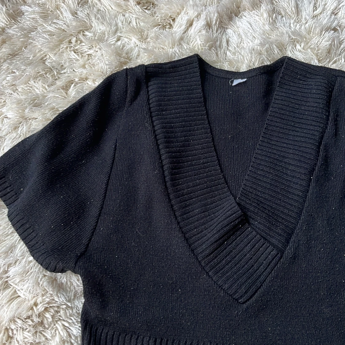 Svart stickad v-ringad tröja - 1