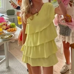 Gul volangklänning - Så söt gul volangkläning från Zara💛🌟så fin till sommaren!! Lägg gärna prisförslag eller tryck köp direkt.