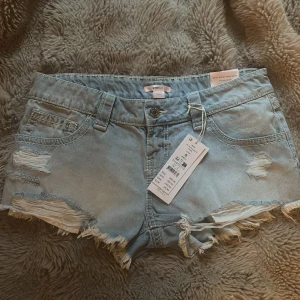 ljusblå jeansshorts - snygga ljusblåa jeansshorts från gina tricot, säljer för att de tyvärr inte passade💕hör av er vid frågor eller intresse