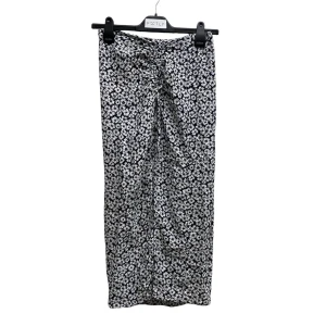 Blommig långkjol från Bershka med slits - Svartvit långkjol från Bershka med blommigt mönster och knytning framtill med slits som går att justera. Kjolen har en rak passform och är tillverkad i ett lätt och mjukt material som känns skönt mot huden. 