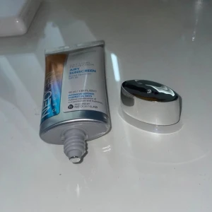 Neogen Airy Sunscreen SPF 50 - Koreansk solkräm i tub på 50 ml. Ger bredspektrigt skydd mot UV-strålar och har en smidig, krämig konsistens som snabbt absorberas utan att kännas kladdig. Perfekt för dagligt bruk och passar alla hudtyper. Ny & Oöppen. Ordinariepris: 349kr