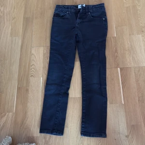 Svarta jeansbyxor från lager 157 - Svarta jeans från lager 157 använt för många år sen men inga fel på