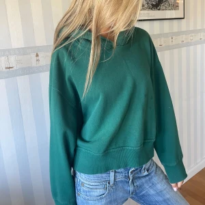 Cropped Zara hoodie  - Superfin grön Zara hoodie med oversized passform. Storlek m, den kommer med tre fett fläckar som syns på bilden därav priset. 