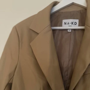 Jacka från NAKD - Snygg och helt oanvänd skinnjacka i en oversized storlek med puffärmar. Det är storlek 32 men jag skulle säga att det är mer som/ också passar storlek 34. 