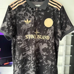 Stone Island x Ajax fotbollströja 2024 - Stone Island och Ajax fotbollströjecollab från 2024! Tröjan är storlek M och väldigt sparsamt använd. Skriv gärna till mig innan köp:)
