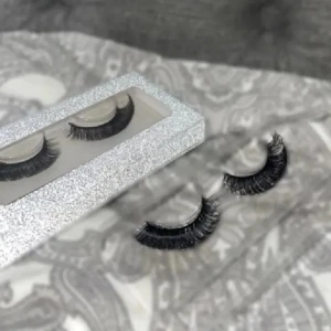 Svarta volymfransar i ask - Säljer ett par dramatiska svarta lösögonfransar med mycket volym och böj. Fransarna kommer i en glittrig silverask med genomskinligt lock. Perfekta för att ge ögonen extra intensitet. Materialet ser ut att vara syntetfiber. Ser ut som fransförlängning 