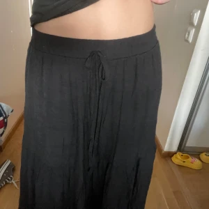 Svart långkjol - Säljer en svart långkjol! Storlek L men passar mig perfekt som använder xs/s