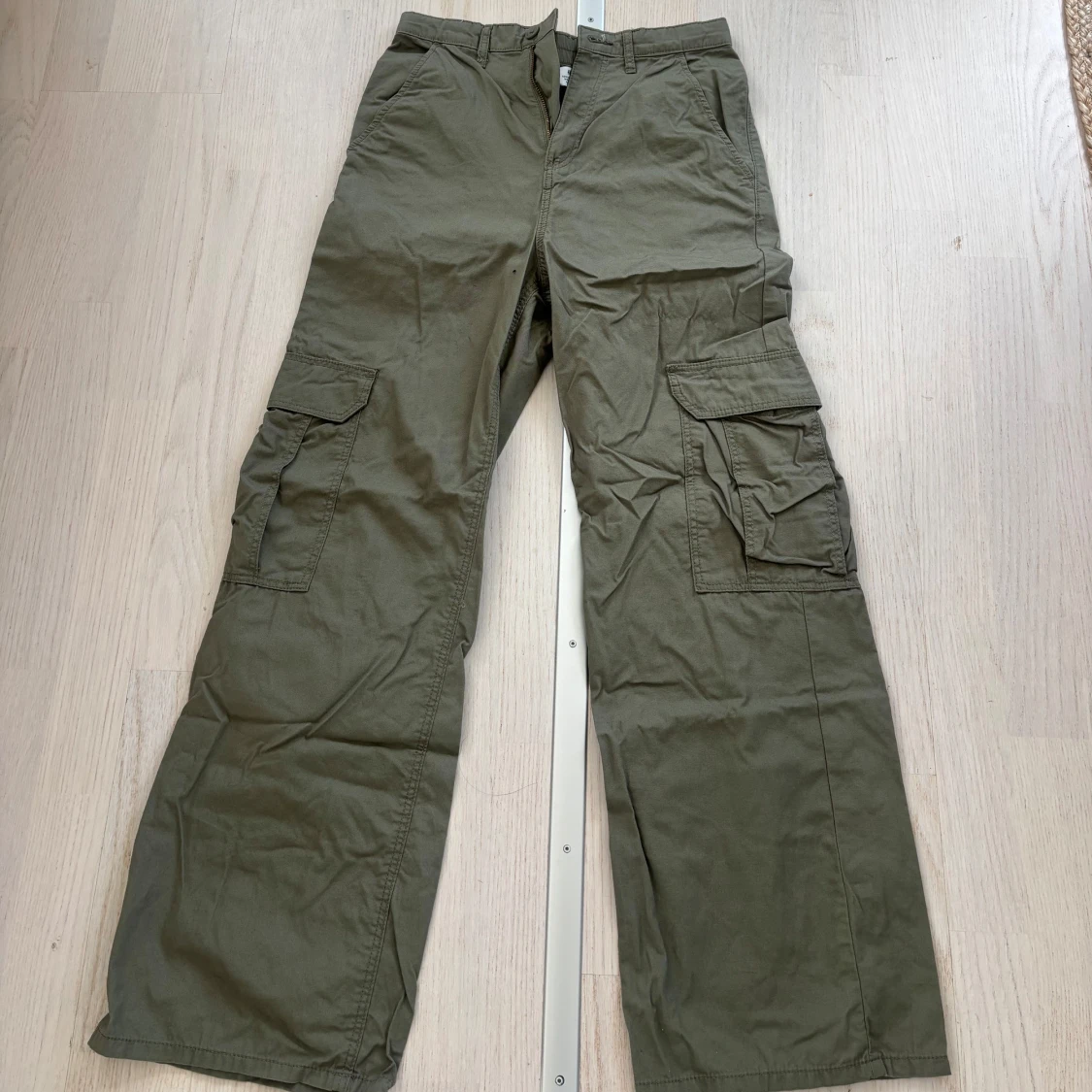 Olivgröna cargobyxor från H&M