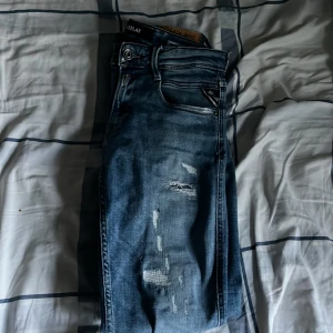 Replay Anbass blå jeans - Ett var riktigt feta replay jeans den har lite slitningar (designen på de) ett bar Annas slim fit storlek Waits 28 length 32