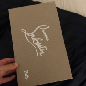 Grå Christian Louboutin sneakers med nitar - Säljer ett par gråa sneakers från Christian Louboutin. Helt nya o är i väldigt bra skick. Även väldigt bra kvalitet på skorna. Pris kan också diskuteras så både säljaren och köparen blir nöjda.😀