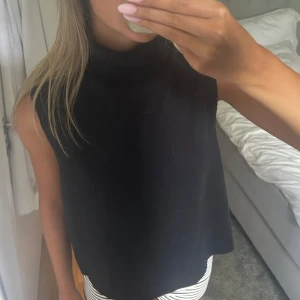 SVART POLOTOPP ZARA - Polo topp ifrån Zara utan ärmar.